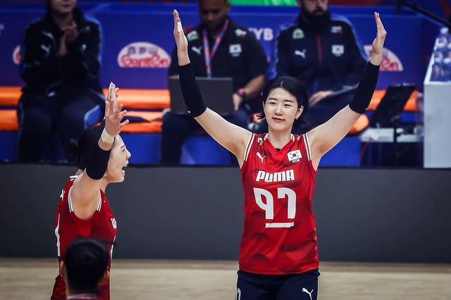 17점으로 팀 내 최다 득점을 책임진 주장 강소휘(오른쪽)