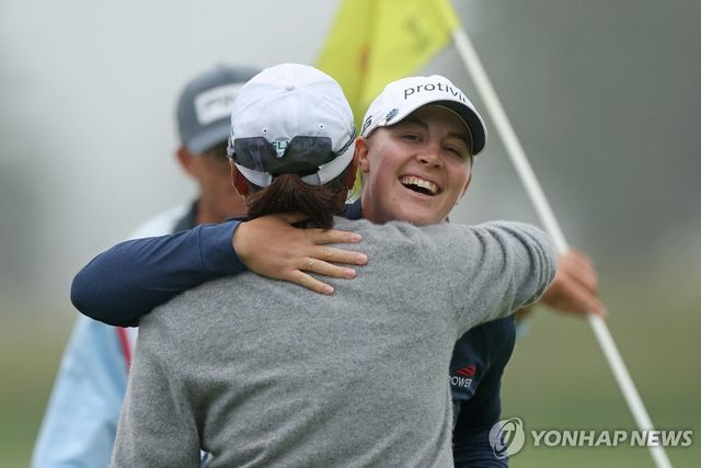 우승자 컵초와 포옹하는 이일희