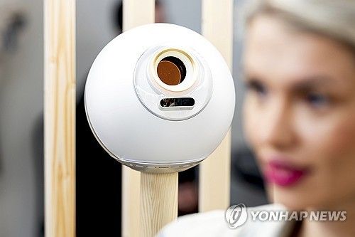 '툴스 포 휴머니티'의 홍채 인식 기기 '오브'