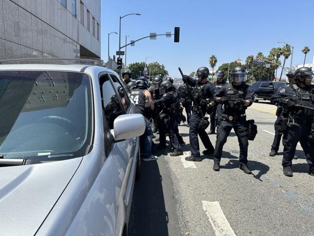 LA 경찰에 구타당하고 체포되는 시위대의 한 남성 