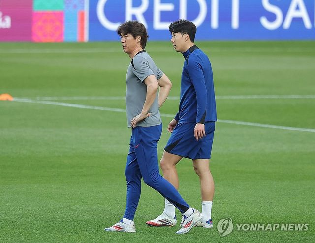 대화 나누는 홍명보 감독-손흥민