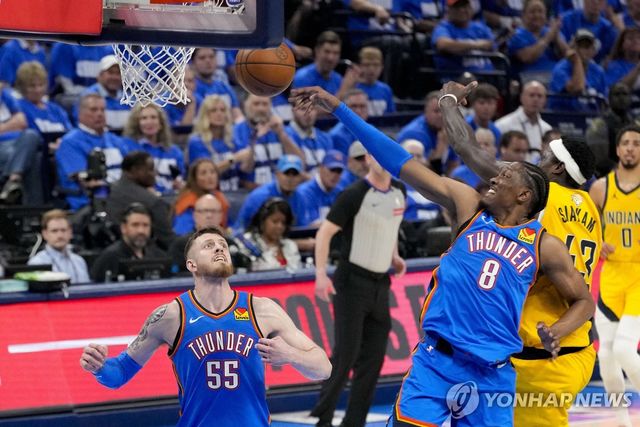 파스칼 시아캄의 슛을 저지하는 오클라호마시티 선수들