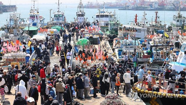 봄 바다 낚시객들로 붐비는 인천 남항부두