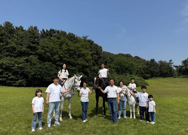 말과 함께 3대가 가족사진