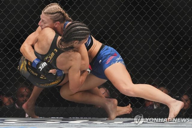 페냐를 넘어뜨리는 해리슨(오른쪽)