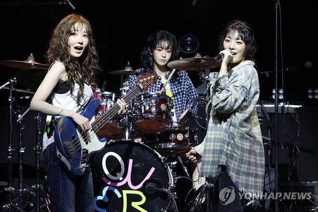 쇼케이스 무대하는 QWER