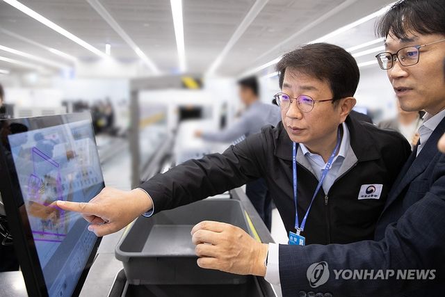 공항 보안검색장 점검하는 박상우 국토교통부 장관
