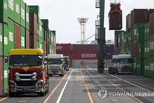 일본 도쿄에 적재된 컨테이너 