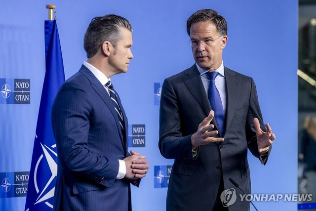 뤼터 나토 사무총장(오른쪽)과 헤그세스 미국 국방장관