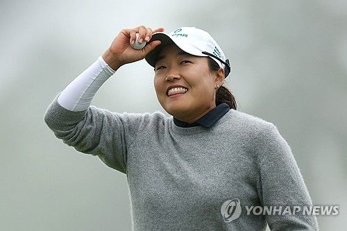 활짝 웃으며 홀아웃하는 이일희.