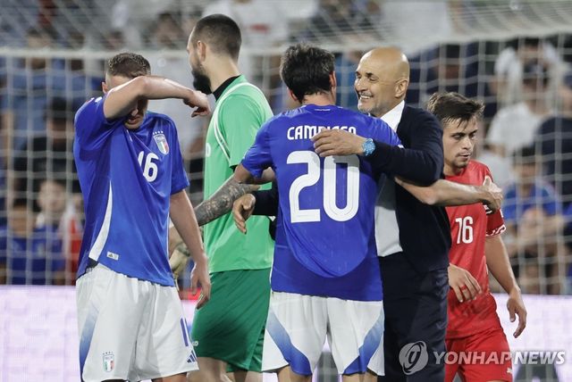 선수들과 포옹하는 이탈리아 대표팀의 루치아노 스팔레티 감독