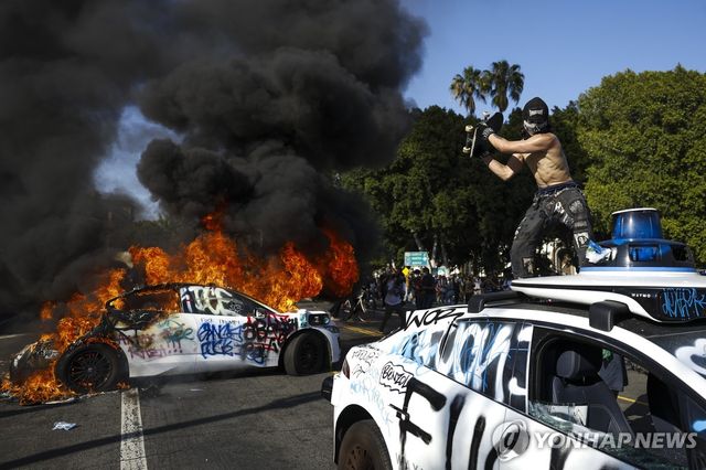 자율주행차 부수는 시위대