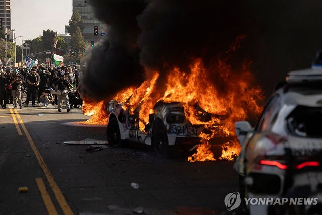 지난 8일 LA 도심 시위 현장에서 불에 타는 자율주행차 '웨이모' 차량