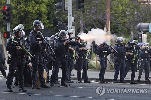 8일 LA시위에 대응하는 경찰들