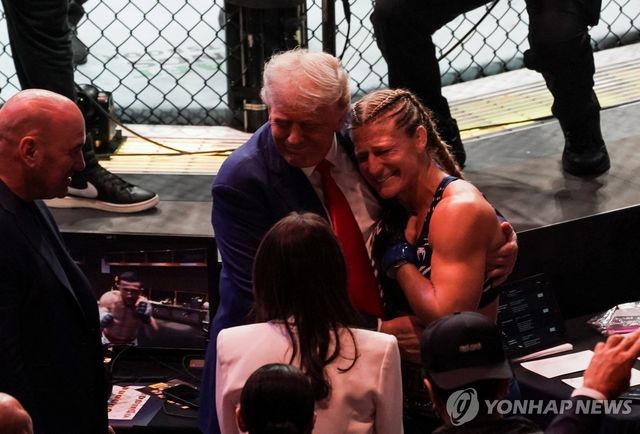 트럼프 미국 대통령에게 안겨 있는 UFC 챔피언 해리슨