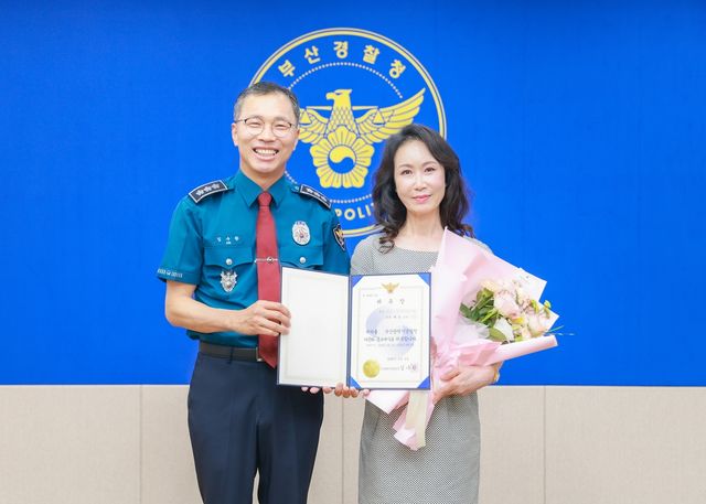 김수환 부산걍찰청장(왼쪽)과 가수 헤라(오른쪽)