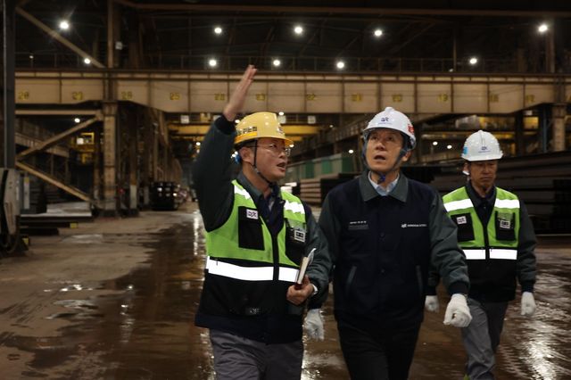 지난해 12월 동국제강 방문한 이강덕 포항시장(가운데)