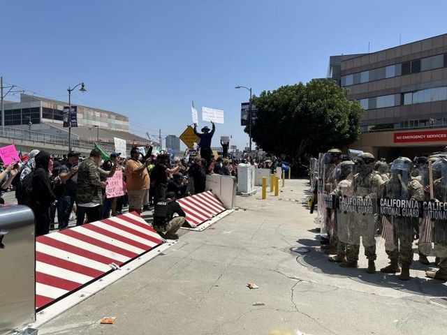 미 LA에서 불법이민 단속에 항의하는 시위대와 이를 막아선 주방위군