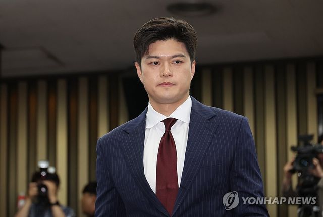 의총 참석하는 김용태 비대위원장