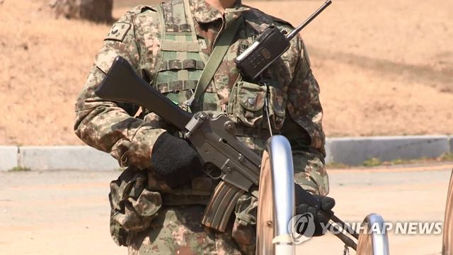 K-2 소총으로 무장한 군인