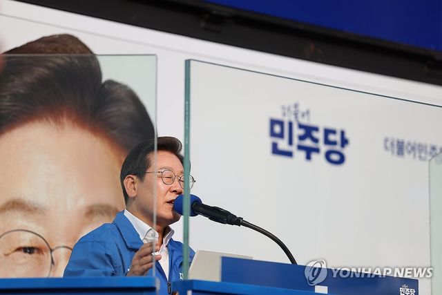 대선 후보 시절 방탄유리벽 안에서 연설하는 이재명 대통령