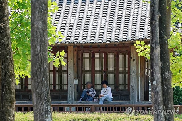 무더위 식히는 한옥 툇마루