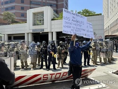 미 LA에서 불법이민 단속에 항의하는 시위대와 이를 막아선 주방위군