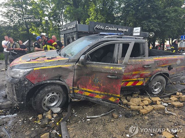 지난 6일 공습에서 부서진 구급차