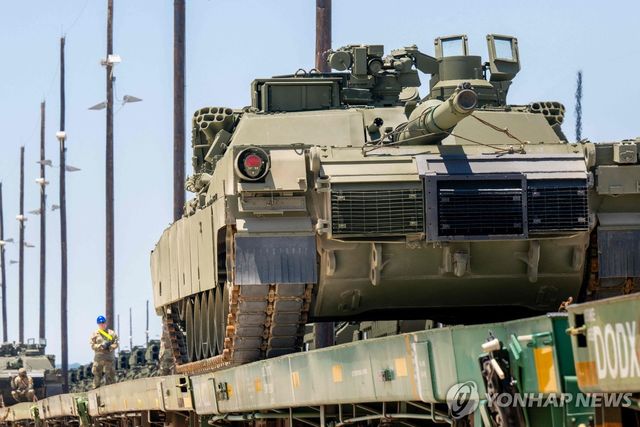 열병식에 참여하는 미 육군 전차