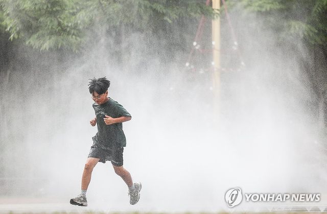 초여름 더위에 '깜짝'