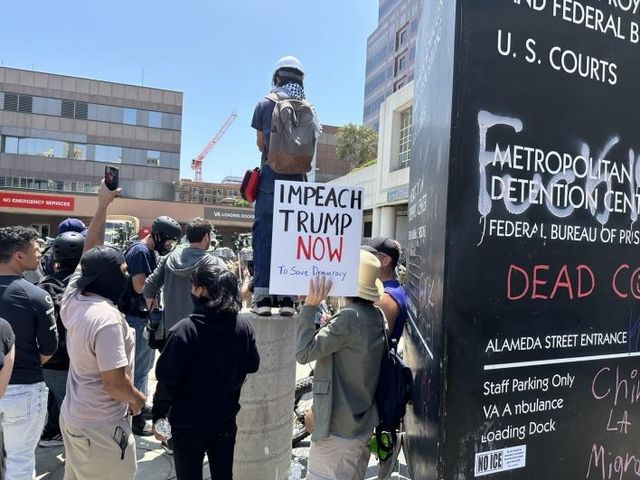 LA 도심 구금시설 앞에서 불법이민 단속에 항의하는 시위대