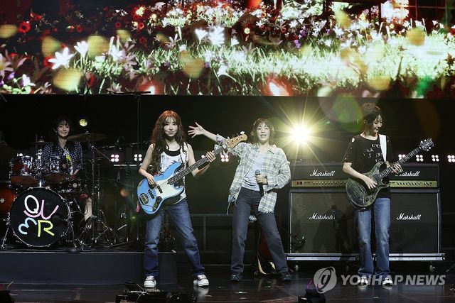 쇼케이스 무대하는 QWER