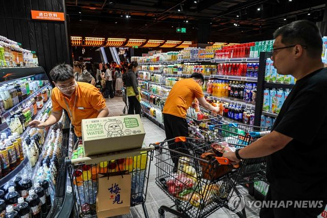 중국 허난성의 한 슈퍼마켓에서 장 보는 사람들