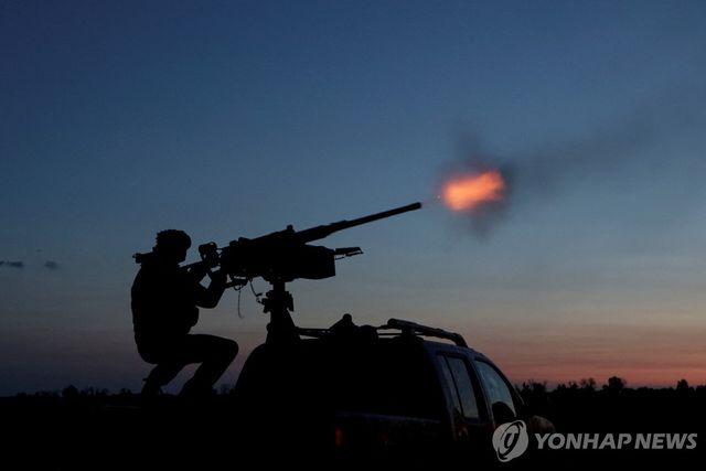 대공 기관총을 쏘는 우크라이나 병사