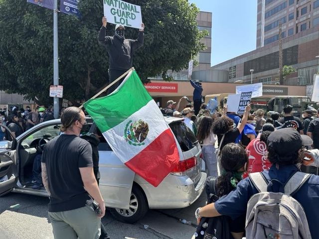 LA 도심 구금시설 앞에서 불법이민 단속에 항의하는 시위대