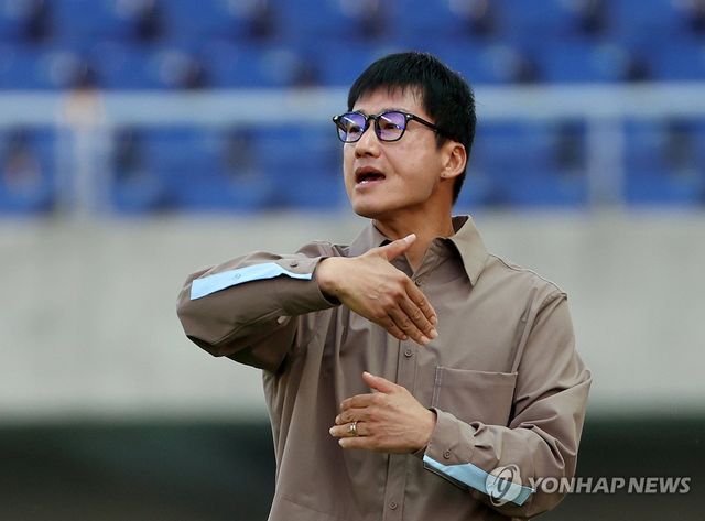 작전 지시하는 이정효 감독