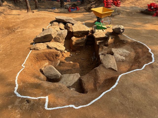 발굴조사 중인 은선리·도계리 고분군