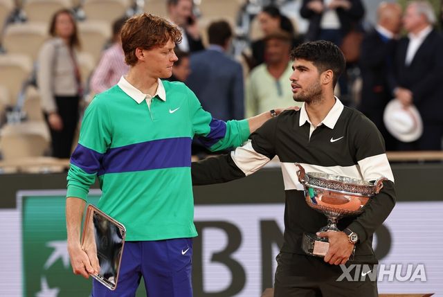 시상식에서 서로 격려하는 신네르(왼쪽)와 알카라스