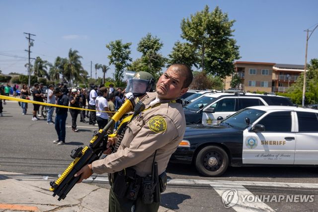 '비살상 무기' 장비한 LA 진압당국 요원