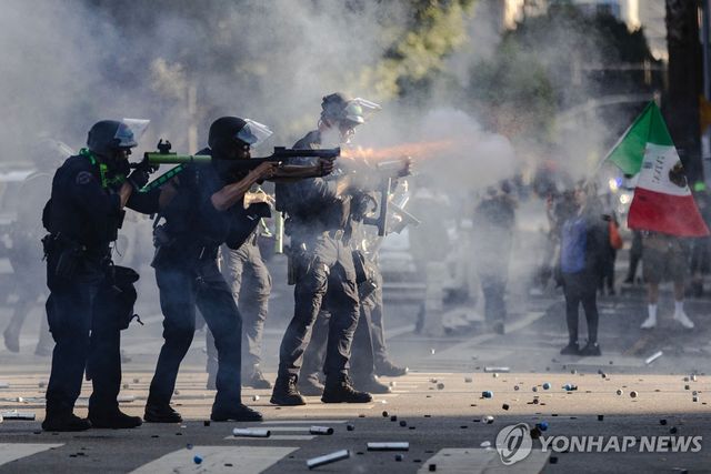 지난 8일 LA 도심 시위 현장에서 공포탄 등을 발포하는 경찰 