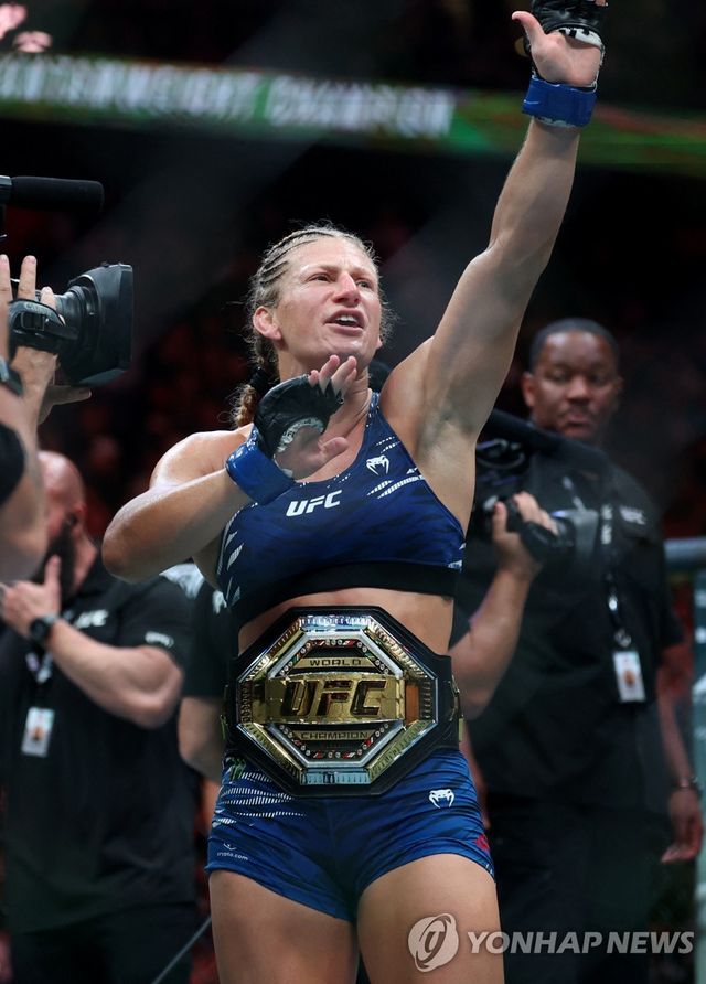 챔피언 벨트를 허리에 맨 해리슨