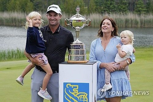 아내, 두 딸과 함께 기뻐하는 폭스.