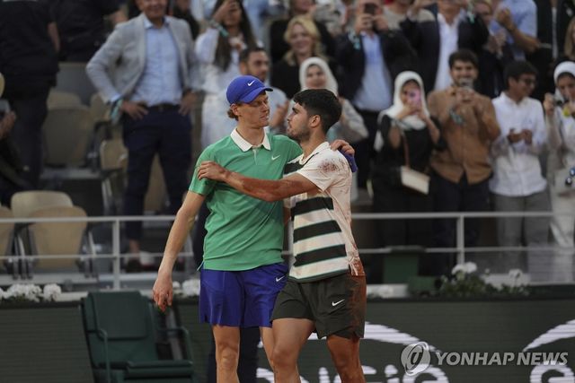 경기 종료 후 서로 격려하는 알카라스(오른쪽)와 신네르