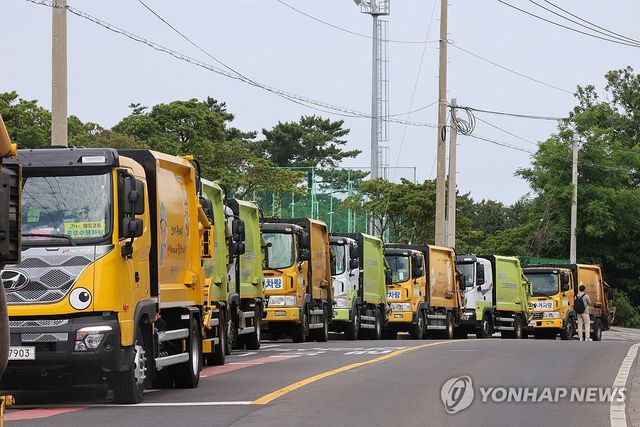 멈춰선 쓰레기 수거 차량