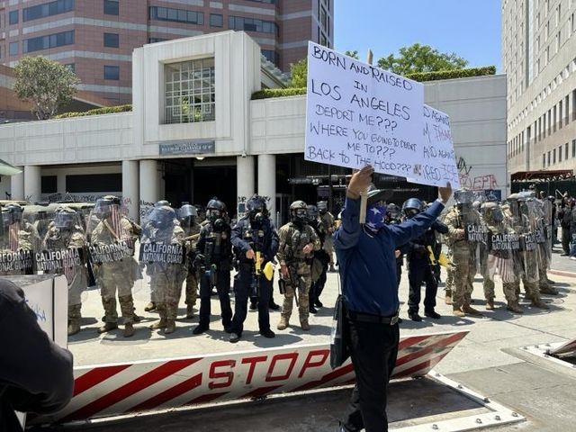 미 LA에서 불법이민 단속에 항의하는 시위대와 이를 막아선 주방위군