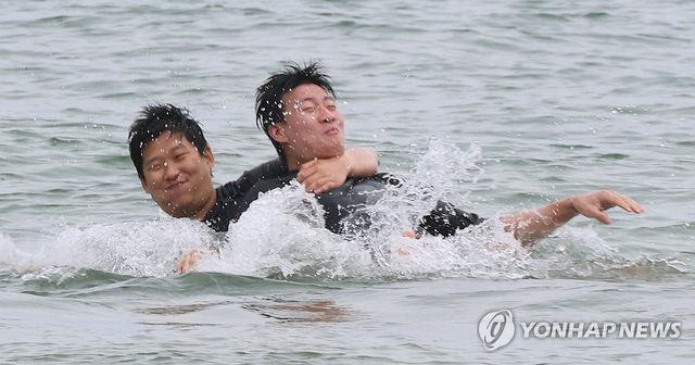 부산 해운대서 무더위 식히는 물놀이