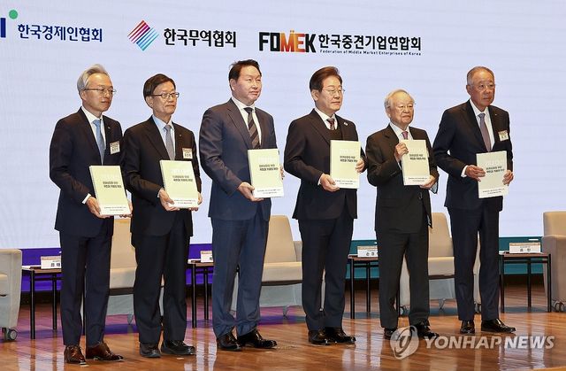 민주당 대선 후보 시절 경제5단체 간담회에 참석한 이 대통령