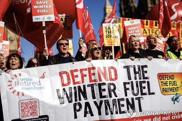 난방비 삭감에 항의하는 시위자들