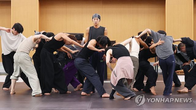 남성 무용수만 출연하는 '파이브 바이브'