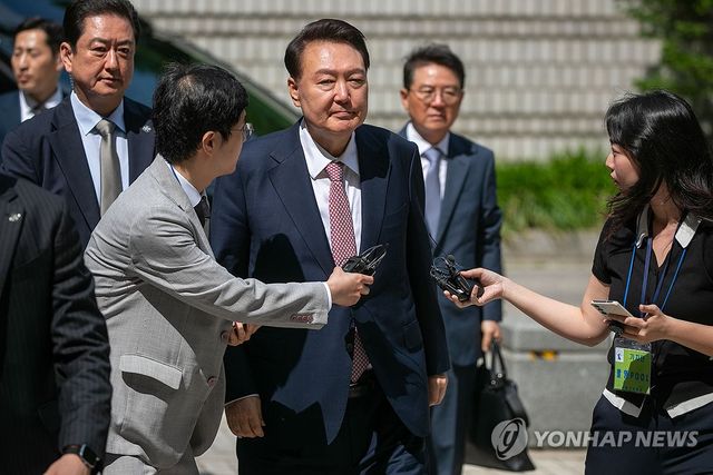 尹, 대선 후 첫 내란 재판 출석…대선 결과 질문엔 묵묵부답